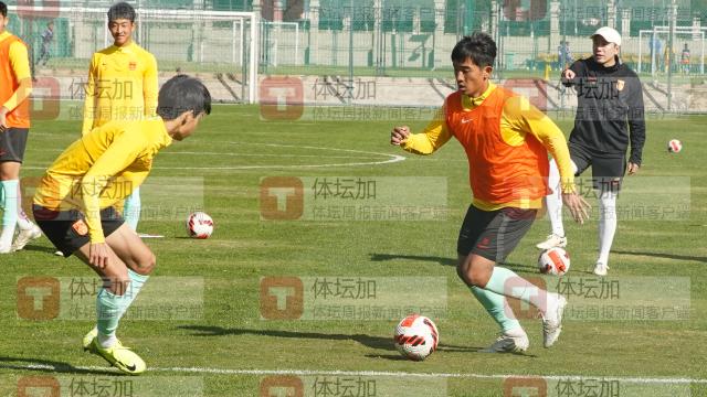 U16国少队在集训期间展开队内分组对抗。图马德兴.png