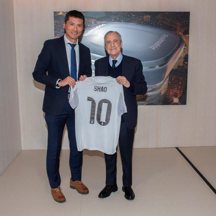 开云体育官方网站登陆-国足主帅的排面！45岁邵佳一造访皇马 与老佛爷合影+获赠10号球衣