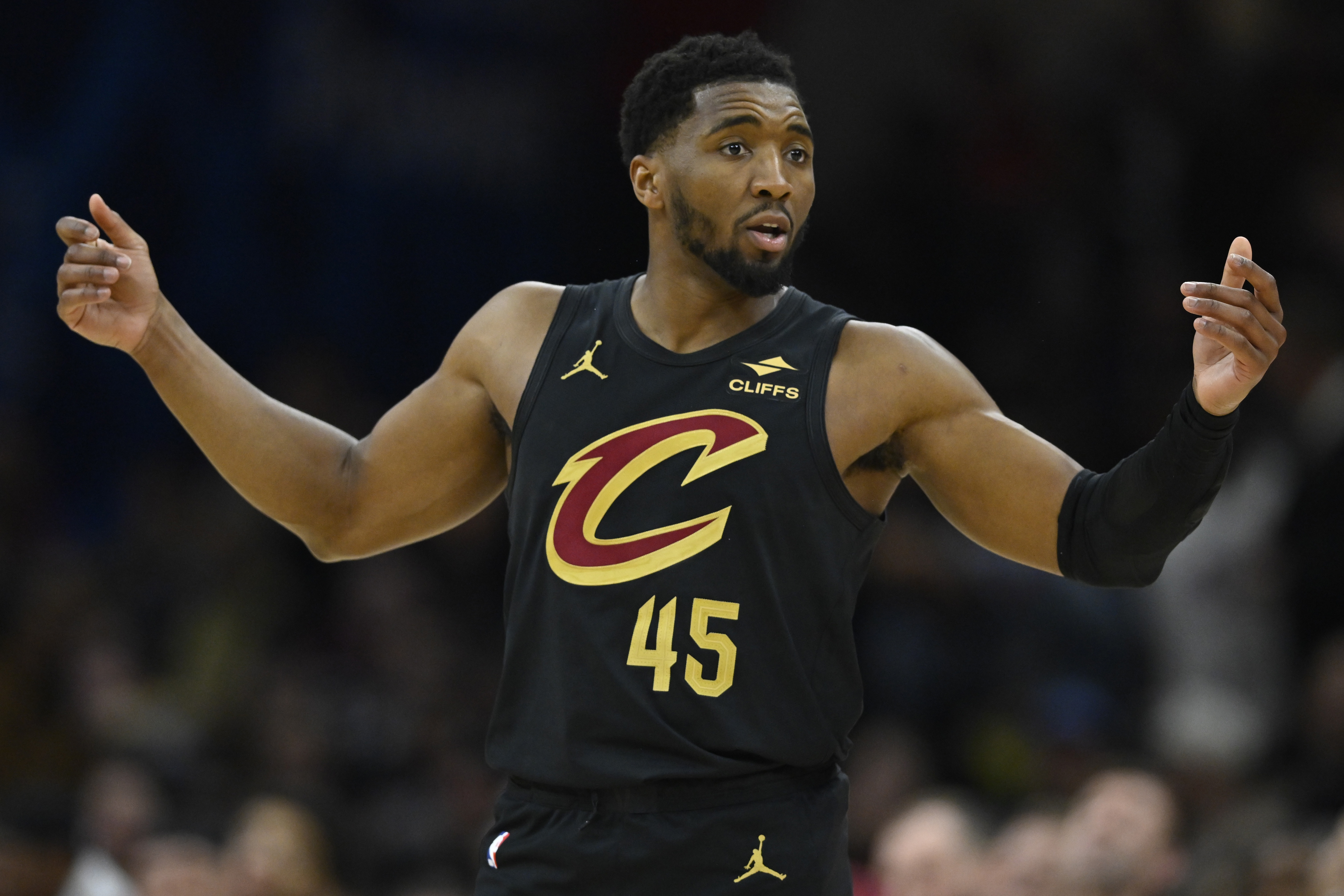 开云体育平台-再加把劲儿！米切尔半场首发17分钟 13中6&amp;三分4中1砍16分2板